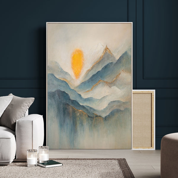 Das Gemälde „Morgendämmerung in den Wolken“ – Sonnenaufgang über den Berggipfeln in Blau- und Goldtönen