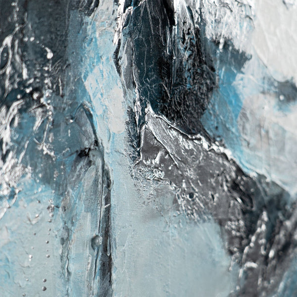Gemälde „Gefrorene Impulse II“  Kontrast aus Weiß und Schwarz vor einem himmelblauen Hintergrund