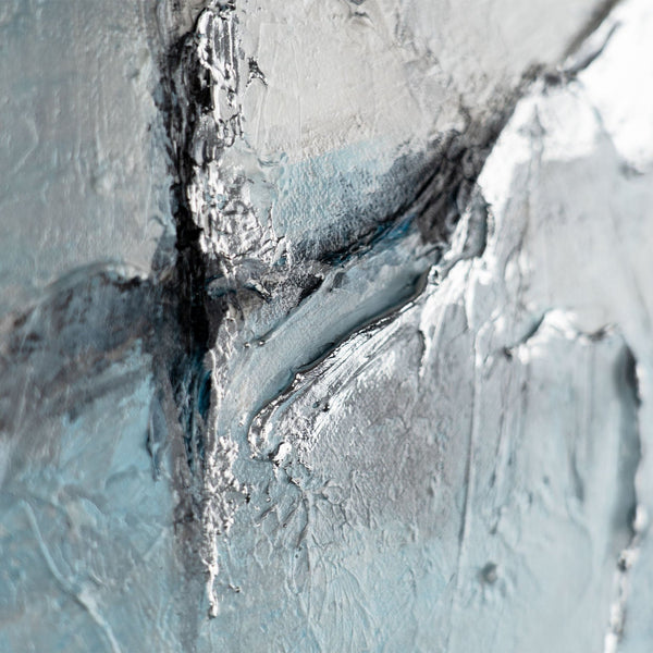 Gemälde „Gefrorene Impulse II“  Kontrast aus Weiß und Schwarz vor einem himmelblauen Hintergrund